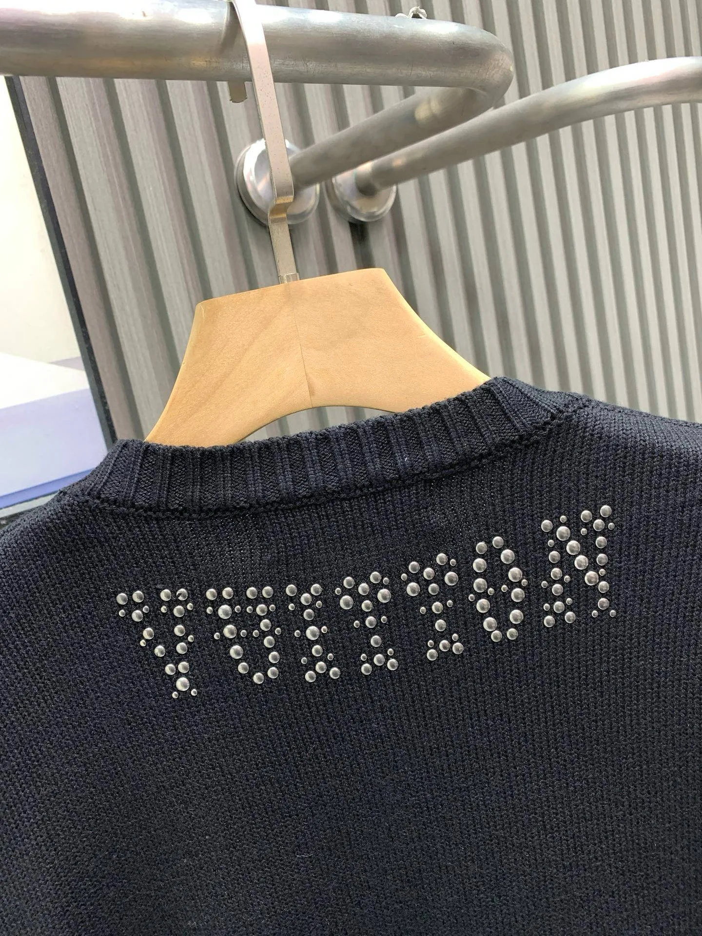 🅿️360 🀄️ Louis Vuitton Louis Vuitton Sun Beaded Woolen Pullover Official website price: 33200￥ (2315T) Purchase the original version for coloring [1:1 coloring and final dyeing] The color similarity is as high as 98%. The wool is woven with customized [70% premium goat hair]. The thermal performance of woolen wool fabric is very good due to the natural warmth of wool fiber. Woolen wool fabrics can keep you warm in the cold winter. In addition, woolen wool fabrics have good breathability and will not feel stuffy even in humid environments. Secondly, woolen wool fabrics are also very soft and comfortable. Due to the natural softness of wool fibers, woolen wool fabrics feel very soft and comfortable to wear. In addition, the texture of woolen wool fabrics is also very soft and will not irritate the skin. This hot drill is extremely heavy-duty. There are [6 sets of cannonballs of different sizes] on it, so it is particularly easy to move, so it can only be placed separately by hand. The beads are individually [manually positioned] from large to small, and finally they are bonded and drilled. The process is extremely complicated and cumbersome. The material used for the beads is very strong and the hard buckles will not fall off. The quality is very high.